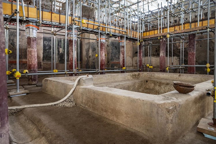 https://www.ragusanews.com/immagini_articoli/18-01-2025/pompei-scoperte-terme-private-accanto-alla-sala-dei-banchetti-500.jpg