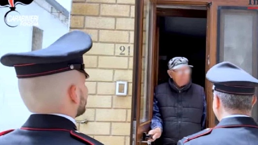 https://www.ragusanews.com/immagini_articoli/18-01-2025/tentano-di-truffare-due-anziani-i-finti-carabinieri-300.jpg