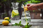 https://www.ragusanews.com/immagini_articoli/18-04-2024/acqua-e-limone-al-mattino-benefici-per-la-salute-100.jpg