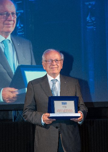 https://www.ragusanews.com/immagini_articoli/18-06-2018/bapr-premiata-milano-finanza-global-awards-2018-500.jpg