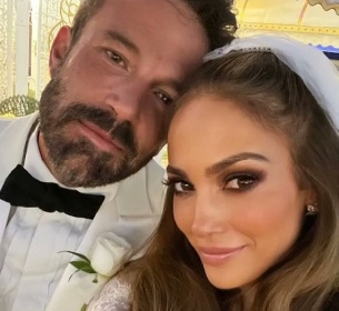 https://www.ragusanews.com/immagini_articoli/18-07-2022/jennifer-lopez-e-ben-affleck-ufficialmente-sposi-la-foto-del-matrimonio-280.jpg