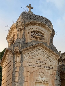 https://www.ragusanews.com/immagini_articoli/18-09-2024/vista-guidata-al-cimitero-di-scicli-300.jpg