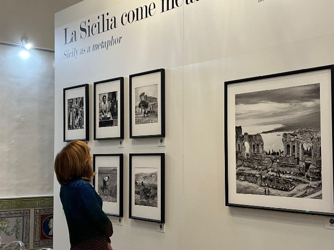 https://www.ragusanews.com/immagini_articoli/18-12-2024/inaugurata-ieri-100-anni-di-storia-siciliana-la-fotografia-degli-scafidi-500.jpg