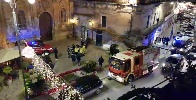 https://www.ragusanews.com/immagini_articoli/18-12-2024/modica-le-bombe-carta-davanti-al-municipio-situazione-fuori-controllo-100.jpg