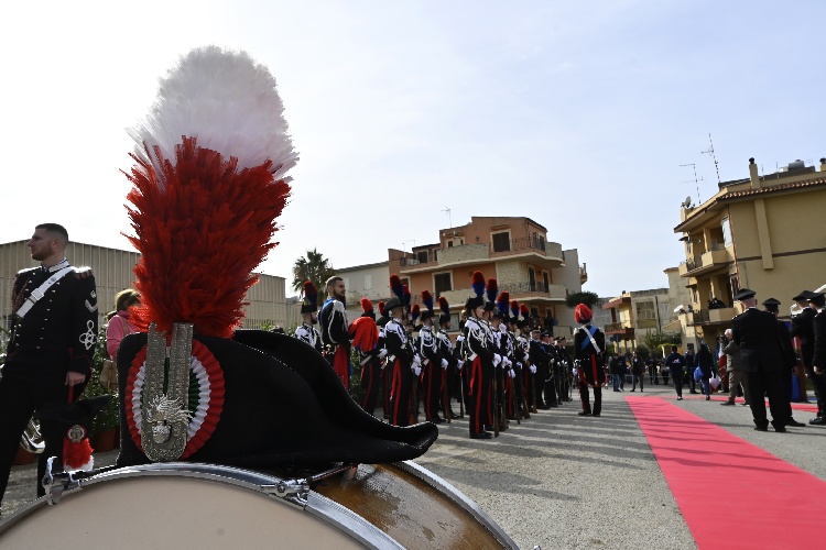 https://www.ragusanews.com/immagini_articoli/19-01-2024/1705746631-la-caserma-dei-carabinieri-di-donnalucata-intitolata-a-vincenzo-garofalo-2-500.jpg