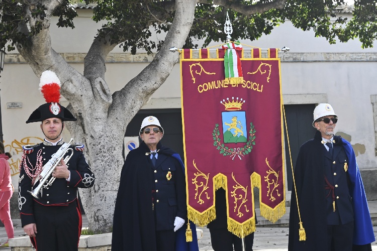 https://www.ragusanews.com/immagini_articoli/19-01-2024/1705746632-la-caserma-dei-carabinieri-di-donnalucata-intitolata-a-vincenzo-garofalo-3-500.jpg