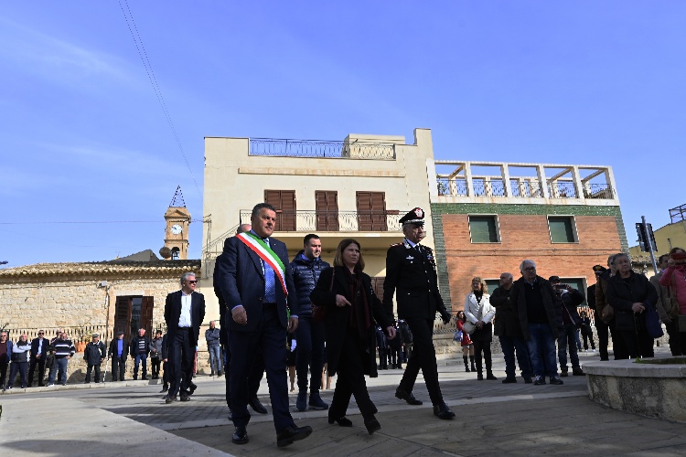 https://www.ragusanews.com/immagini_articoli/19-01-2024/1705746634-la-caserma-dei-carabinieri-di-donnalucata-intitolata-a-vincenzo-garofalo-4-500.jpg