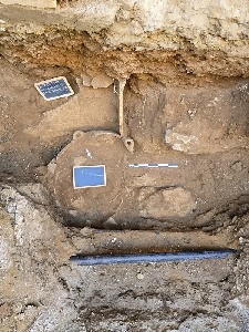 https://www.ragusanews.com/immagini_articoli/19-02-2025/1739968495-archeologia-durante-gli-scavi-emerge-un-eccezionale-osteotheca-un-otre-per-il-vino-1-300.jpg