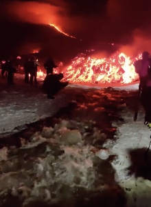 https://www.ragusanews.com/immagini_articoli/19-02-2025/etna-la-colata-lavica-incontra-un-banco-di-neve-sgorga-un-ruscello-tumultuoso-video-300.jpg