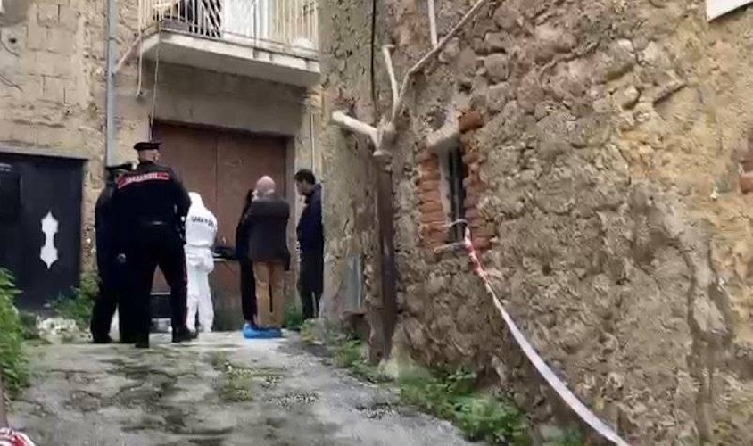 https://www.ragusanews.com/immagini_articoli/19-02-2025/lascia-sigaretta-accesa-e-muore-carbonizzato-video-500.jpg