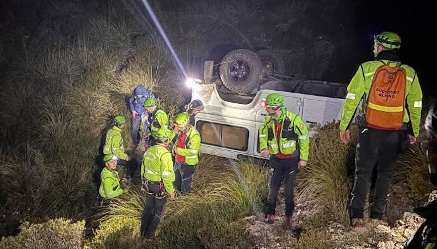 https://www.ragusanews.com/immagini_articoli/19-02-2025/turisti-tedeschi-cappottano-nella-scarpata-con-land-rover-defender-500.jpg