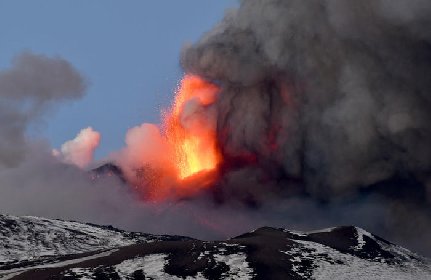 https://www.ragusanews.com/immagini_articoli/19-03-2021/boati-fuoco-e-neve-l-etna-continua-a-dare-spettacolo-video-280.jpg