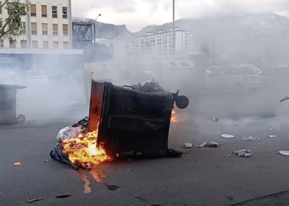 https://www.ragusanews.com/immagini_articoli/19-03-2025/fuerriglia-urbana-contro-la-polizia-a-palermo-per-le-vampe-di-san-giuseppe-video-300.jpg