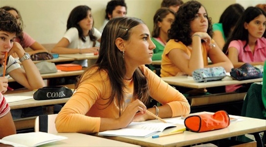 https://www.ragusanews.com/immagini_articoli/19-03-2025/il-liceo-classico-di-scicli-novantadue-minuti-di-applausi-300.jpg