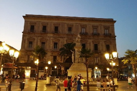 https://www.ragusanews.com/immagini_articoli/19-03-2025/il-venditore-abusivo-di-succo-d-arance-a-piazza-stesicoro-300.jpg