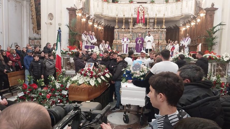 https://www.ragusanews.com/immagini_articoli/19-03-2025/incidente-braccianti-ad-adrano-per-i-funerali-di-rosario-e-dei-due-salvatore-500.jpg