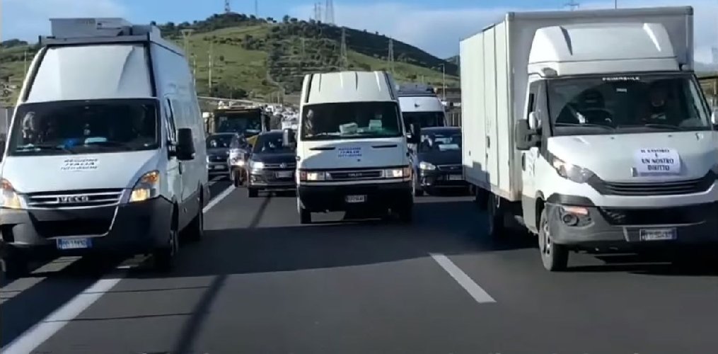 https://www.ragusanews.com/immagini_articoli/19-04-2021/catania-gli-ambulanti-bloccano-il-traffico-sulla-tangenziale-video-500.jpg