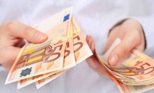 https://www.ragusanews.com/immagini_articoli/19-09-2022/bonus-150-euro-a-novembre-per-dipendenti-pensionati-autonomi-e-rdc-300.jpg