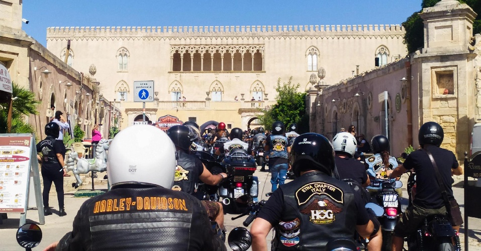 https://www.ragusanews.com/immagini_articoli/19-09-2022/rally-del-saraceno-200-harleysti-al-castello-di-donnafugata-video-500.jpg