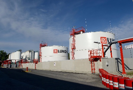 https://www.ragusanews.com/immagini_articoli/19-10-2022/priolo-lukoil-vende-la-raffineria-a-causa-delle-sanzioni-ue-a-putin-300.jpg