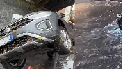 https://www.ragusanews.com/immagini_articoli/19-10-2024/maltempo-a-catania-il-fiume-d-acqua-solleva-un-auto-alla-pescheria-100.jpg