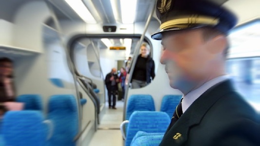 https://www.ragusanews.com/immagini_articoli/19-11-2024/capotreno-chiede-il-biglietto-giovane-lo-aggredisce-e-gli-fa-saltare-due-denti-300.jpg