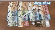 https://www.ragusanews.com/immagini_articoli/19-11-2024/giovane-coppia-di-spacciatori-in-centro-a-ragusa-sequestrati-47-mila-euro-provento-della-droga-100.jpg