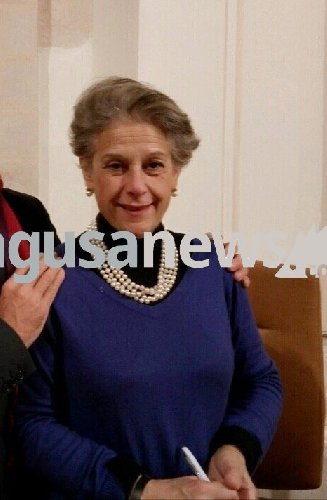 https://www.ragusanews.com/immagini_articoli/19-12-2017/simonetta-agnello-hornby-commossa-potente-modica-500.jpg