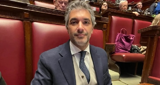 https://www.ragusanews.com/immagini_articoli/20-02-2025/avola-soldi-in-contanti-all-ex-sindaco-meloniano-luca-cannata-per-pagare-l-affitto-c-e-inchiesta-300.jpg