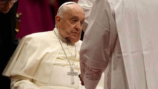 https://www.ragusanews.com/immagini_articoli/20-02-2025/papa-francesco-la-notte-e-passata-tranquilla-e-ha-fatto-colazione-in-poltrona-300.jpg