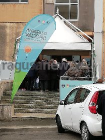 https://www.ragusanews.com/immagini_articoli/20-03-2021/ragusa-finite-scorte-vaccini-per-alcune-ore-code-e-assembramenti-280.jpg