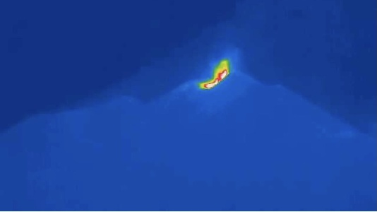 https://www.ragusanews.com/immagini_articoli/20-03-2025/l-etna-e-in-attivita-stromboliana-scatta-allerta-voli-a-catania-300.jpg