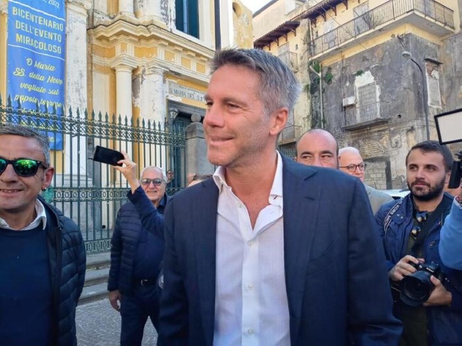 https://www.ragusanews.com/immagini_articoli/20-05-2023/dopo-avvelenamento-a-ragusa-emanuele-filiberto-rifare-partita-500.jpg