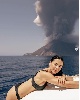 https://www.ragusanews.com/immagini_articoli/20-07-2024/l-ex-velina-shaila-gatta-e-l-eruzione-dello-stromboli-100.jpg