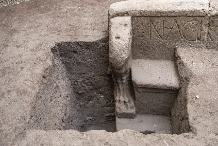 https://www.ragusanews.com/immagini_articoli/20-07-2024/pompei-scoperta-una-soprendenete-iscrizione-funeraria-300.jpg