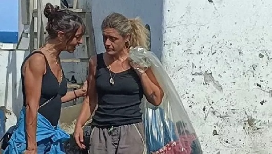 https://www.ragusanews.com/immagini_articoli/20-08-2022/1661020535-ambra-angiolini-torna-a-stromboli-a-due-mesi-dall-incendio-sul-set-1-300.jpg