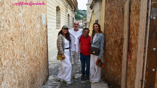 https://www.ragusanews.com/immagini_articoli/20-10-2024/1729414035-demetrio-albertini-in-visita-turistica-a-modica-1-300.jpg