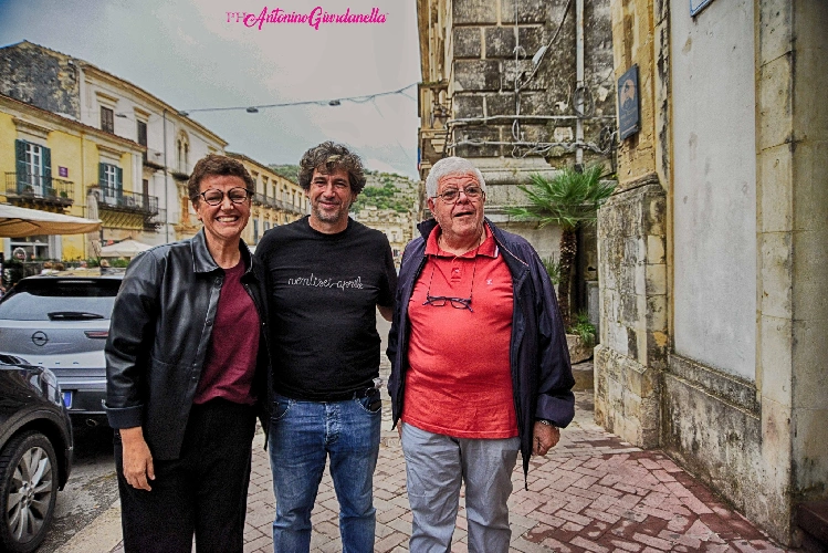 https://www.ragusanews.com/immagini_articoli/20-10-2024/demetrio-albertini-in-visita-turistica-a-modica-500.webp