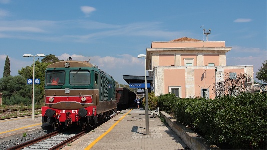 https://www.ragusanews.com/immagini_articoli/20-12-2024/cadavere-di-un-giovane-nei-pressi-della-stazione-ferroviaria-di-vittoria-300.jpg