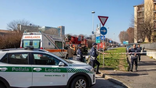 https://www.ragusanews.com/immagini_articoli/20-12-2024/incidente-a-milano-investe-donna-e-figlio-sulle-strisce-e-scappa-arrestato-300.jpg