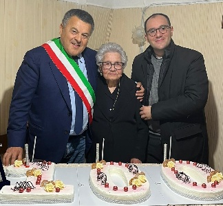 https://www.ragusanews.com/immagini_articoli/20-12-2024/scicli-iolanda-occhipinti-ha-spento-100-candeline-300.jpg