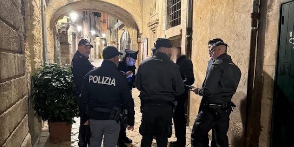 https://www.ragusanews.com/immagini_articoli/21-01-2025/movida-e-malaffare-in-via-grimaldi-a-modica-un-arresto-della-polizia-300.jpg