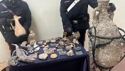 https://www.ragusanews.com/immagini_articoli/21-02-2024/archeologia-scoperto-tombarolo-che-aveva-in-casa-alligatore-mummia-100.jpg
