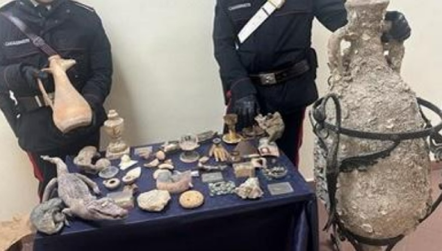 https://www.ragusanews.com/immagini_articoli/21-02-2024/archeologia-scoperto-tombarolo-che-aveva-in-casa-alligatore-mummia-500.jpg