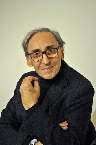 https://www.ragusanews.com/immagini_articoli/21-02-2025/franco-battiato-80-anni-fa-la-nascita-catania-celebra-il-genio-500.jpg