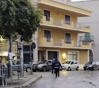 https://www.ragusanews.com/immagini_articoli/21-02-2025/scicli-uomo-si-denuda-in-strada-sotto-la-pioggia-intervengono-forze-dell-ordine-per-coprirlo-300.jpg