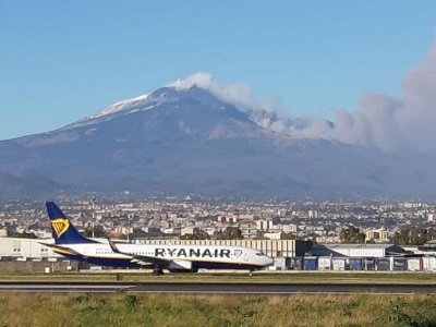 https://www.ragusanews.com/immagini_articoli/21-05-2023/cenere-etna-aeroporto-catania-chiuso-fino-a-lunedi-mattina-300.jpg