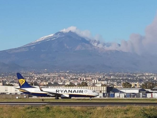 https://www.ragusanews.com/immagini_articoli/21-05-2023/cenere-etna-aeroporto-catania-chiuso-fino-a-lunedi-mattina-500.jpg