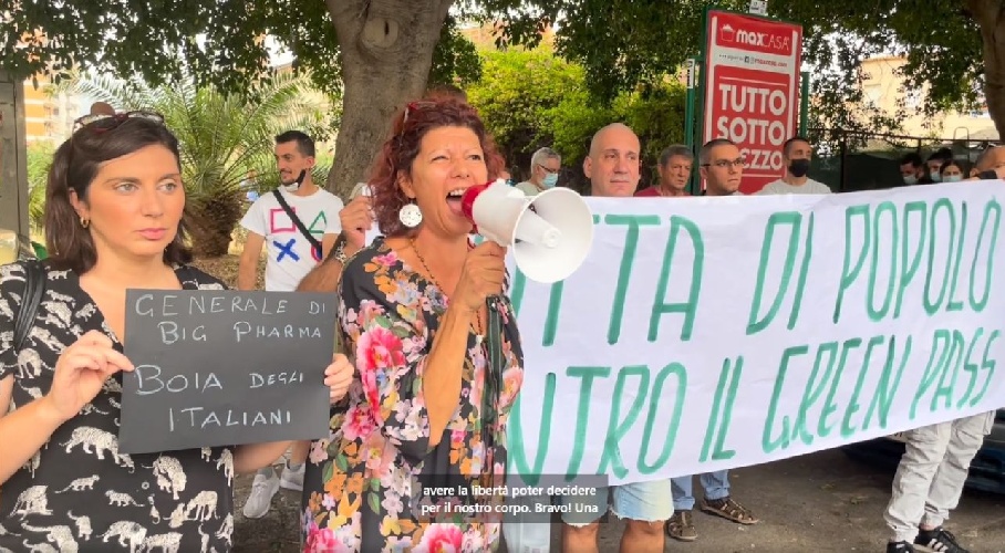 https://www.ragusanews.com/immagini_articoli/21-09-2021/protesta-contro-il-generale-figliuolo-in-visita-in-sicilia-video-500.jpg
