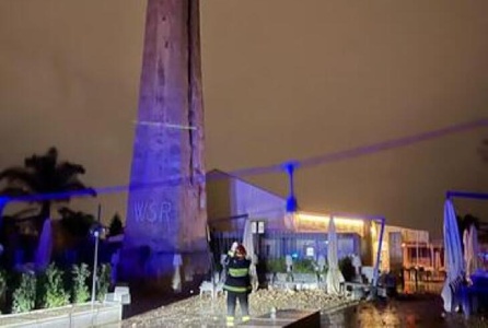 https://www.ragusanews.com/immagini_articoli/21-12-2024/maltempo-fulmine-colpisce-la-torre-accanto-ad-una-pizzeria-4-feriti-di-cui-uno-grave-300.jpg